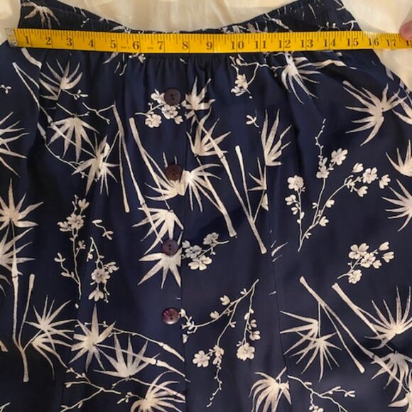 Abifel (European) Short (just above the knee) Skirt L/L+ in rich Navy/White - Picture 6 of 11